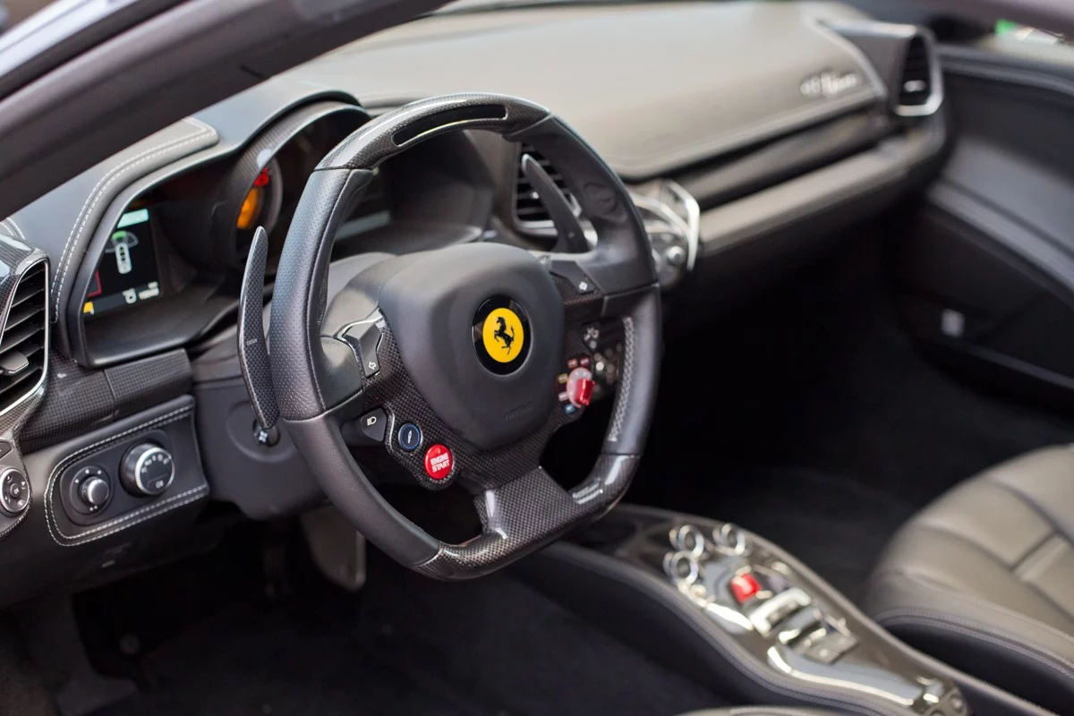 Ferrari 458 Italia mit Person